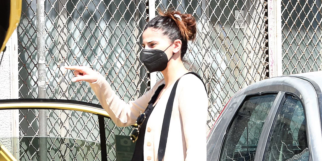 Χριστίνα Μπόμπα | Η βόλτα της εγκυμονούσας και το άνετο φόρεμα που επέλεξε