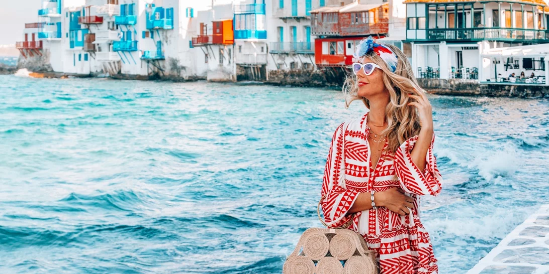5 στιλιστικές συμβουλές για να δημιουργήσεις τα πιο κομψά looks στις βόλτες σου στα σοκάκια του νησιού