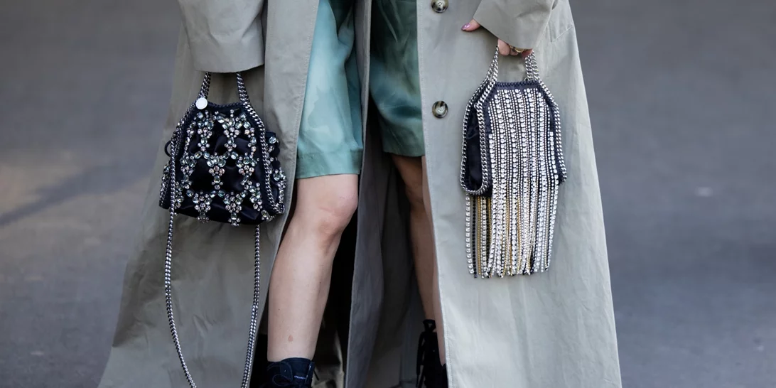 Η βραδινή τσάντα με χάντρες από την Pull & Bear που θα σου θυμίσει το στιλ της μαμάς σου στα 90s