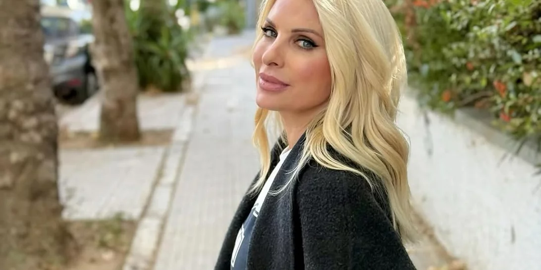 Ελένη Μενεγάκη | Η ανατρεπτική εμφάνιση σε βόλτα λίγο πριν από τον Άγιο Βαλεντίνο