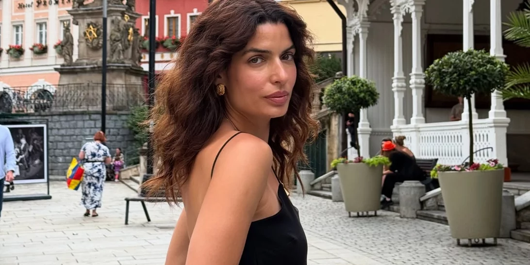 Η Τόνια Σωτηροπούλου με τη φούστα από την Pink Woman που δεν είναι ποτέ out of fashion