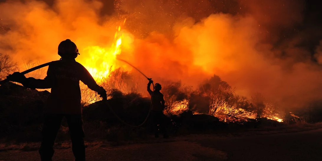 Πύρινη κόλαση στην Αττική | Ολονύχτια μάχη με τις φλόγες στην περιοχή της Φυλής