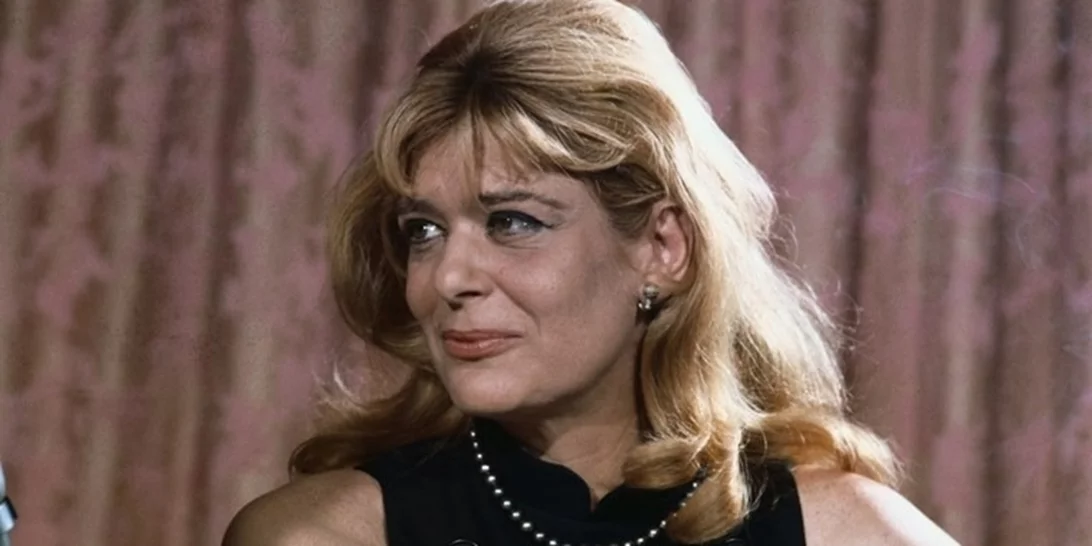 Μελίνα Μερκούρη | Κομψή εμφάνιση εν πλω με navy blue σακάκι πριν από 65 χρόνια