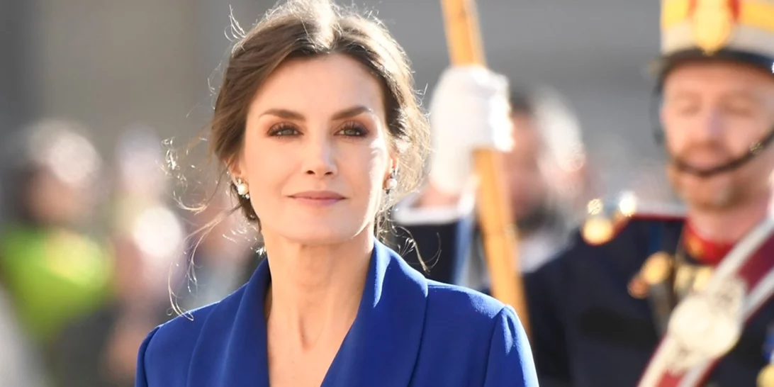 H εμφάνιση της βασίλισσας Letizia με μαύρο φόρεμα που θα θες να αντιγράψεις