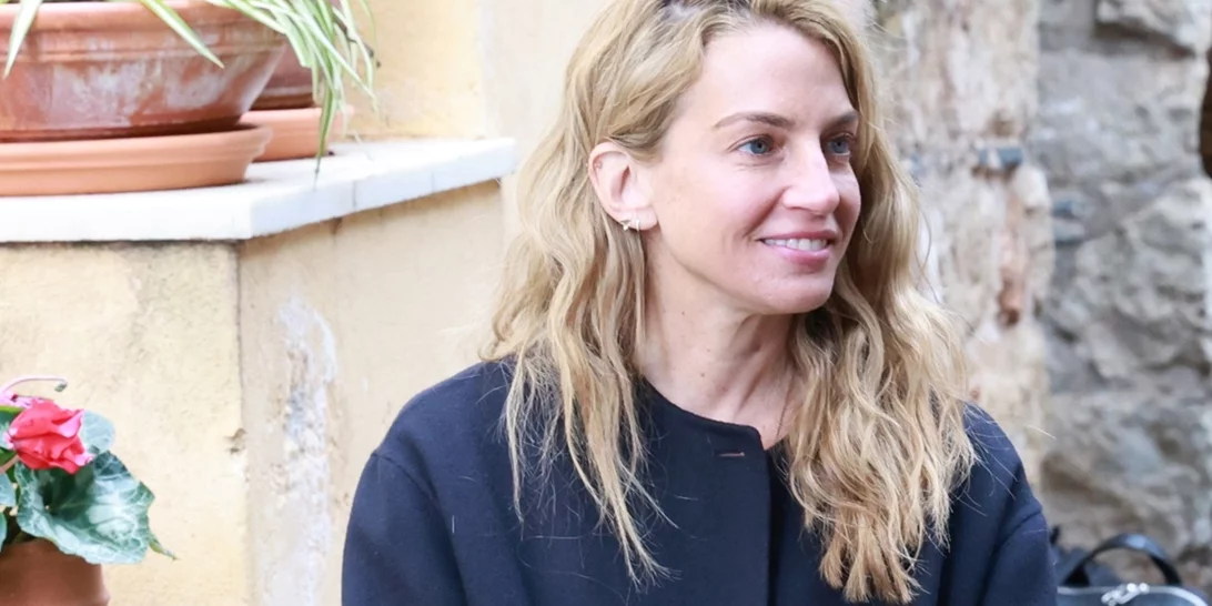 Χρυσή Βαρδινογιάννη | Η casual chic εμφάνιση με καρό σακάκι και κομψά κοσμήματα