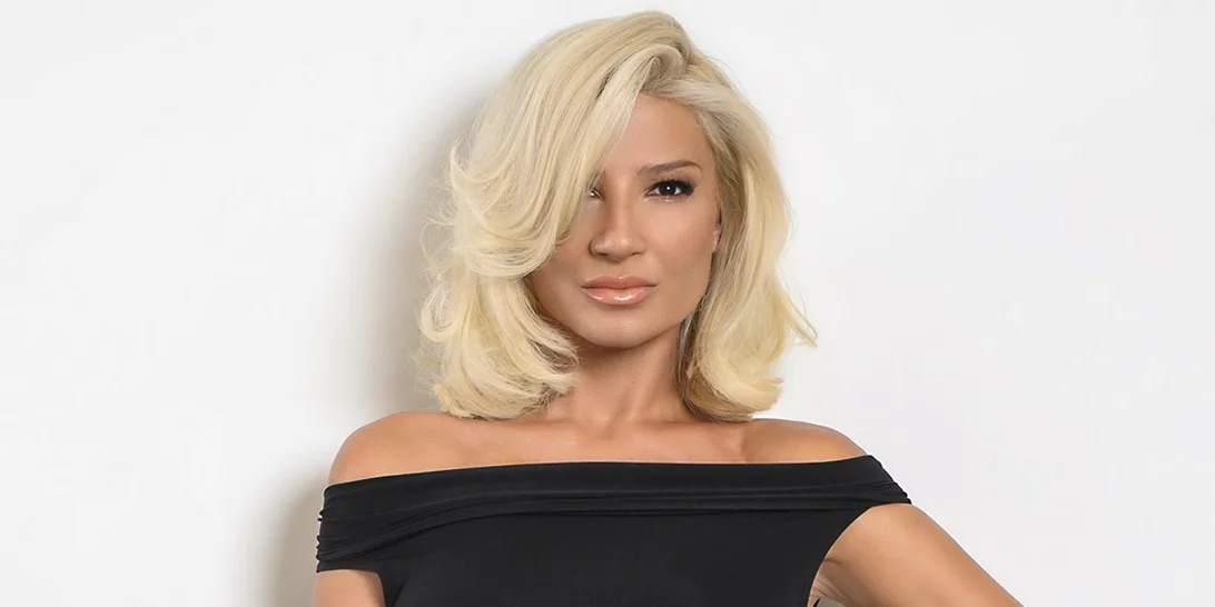 Πιο κομψή από ποτέ | Η Φαίη Σκορδά υιοθέτησε το άκρως κολακευτικό bombshell blond trend