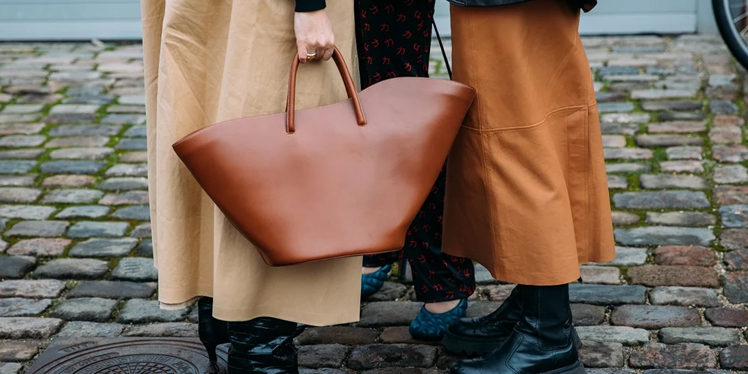 10 ζευγάρια παπούτσια που ταιριάζουν με φαρδιά παντελόνια