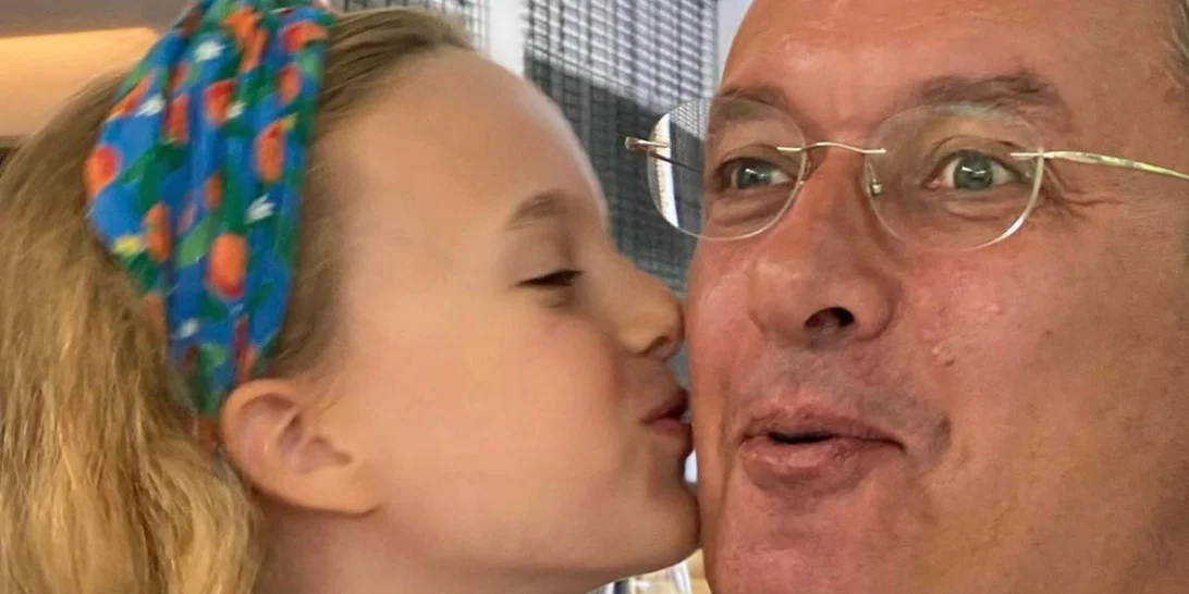 Ο Νίκος Χατζηνικολάου μάς δείχνει την κατάξανθη κόρη του, Εύα, και λιώνει από υπερηφάνεια