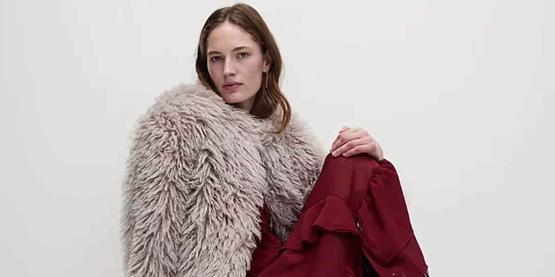 Midi, ριχτό, μπορντό | Αυτό το φόρεμα από τη Marks & Spencer είναι η πιο θηλυκή και άνετη επιλογή για το ρεβεγιόν