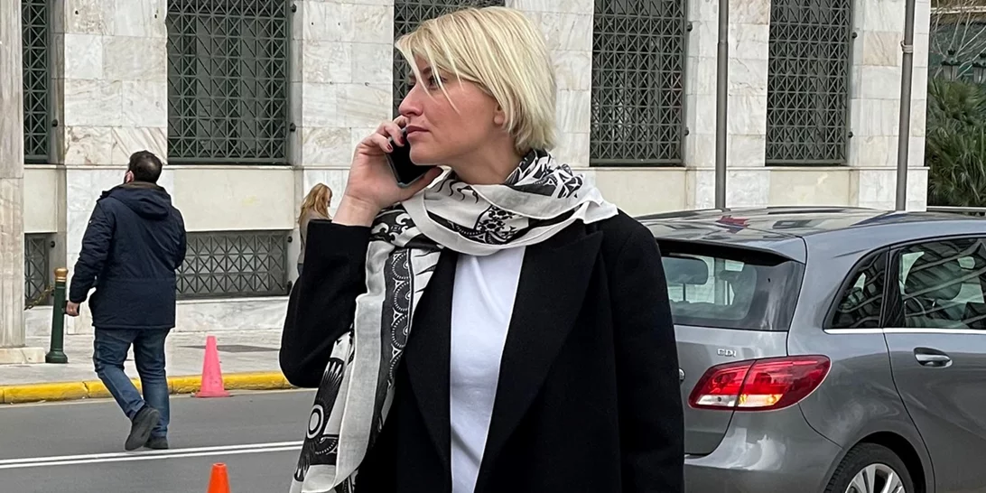 Σία Κοσιώνη | Η εμφάνιση με το αξεσουάρ που εμπιστεύονται περισσότερο οι Γαλλίδες