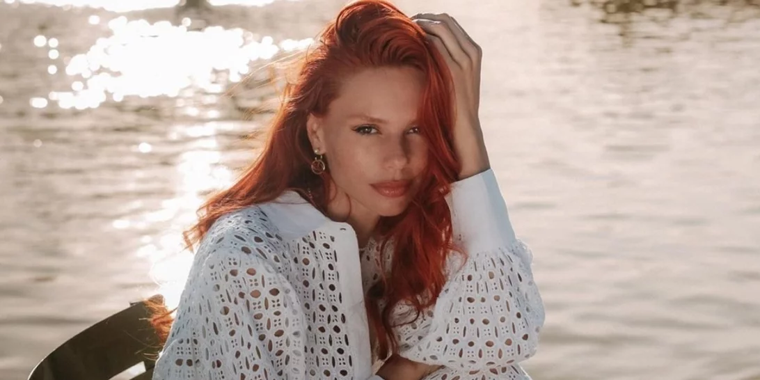 Πώς θα φορέσεις το τζιν παντελόνι σαν σύγχρονη Παριζιάνα; Η Έβελυν Καζαντζόγλου δείχνει τον τρόπο