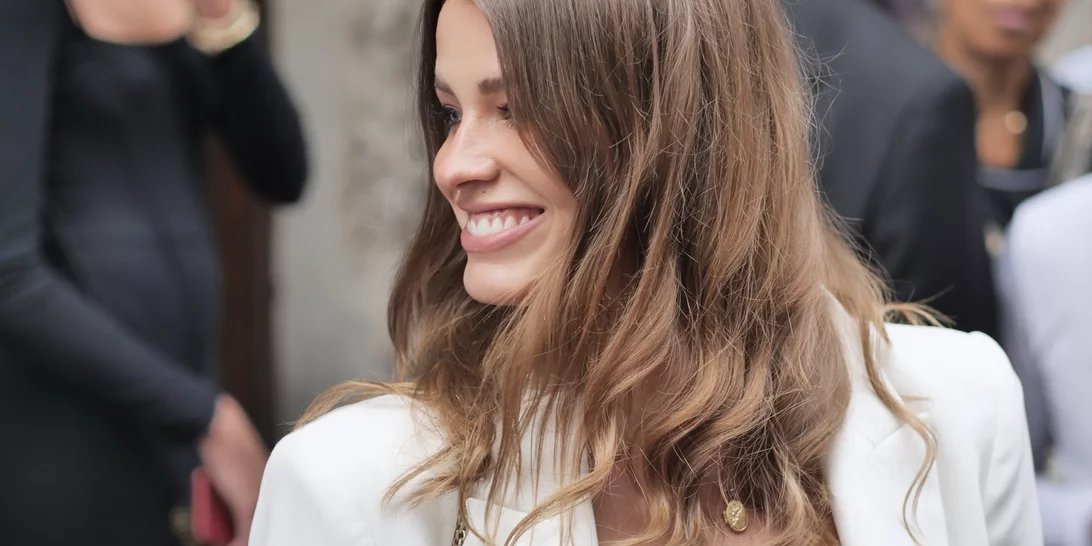 Είσαι ξανθιά; Αυτή η chic απόχρωση είναι ό,τι πρέπει για να ανανεώσεις τα μαλλιά σου το φθινόπωρο