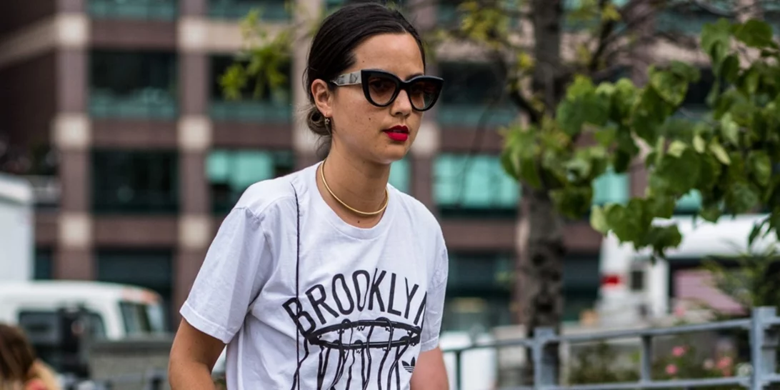 10 flat ζευγάρια παπούτσια που ταιριάζουν τέλεια με τα τζιν παντελόνια σου