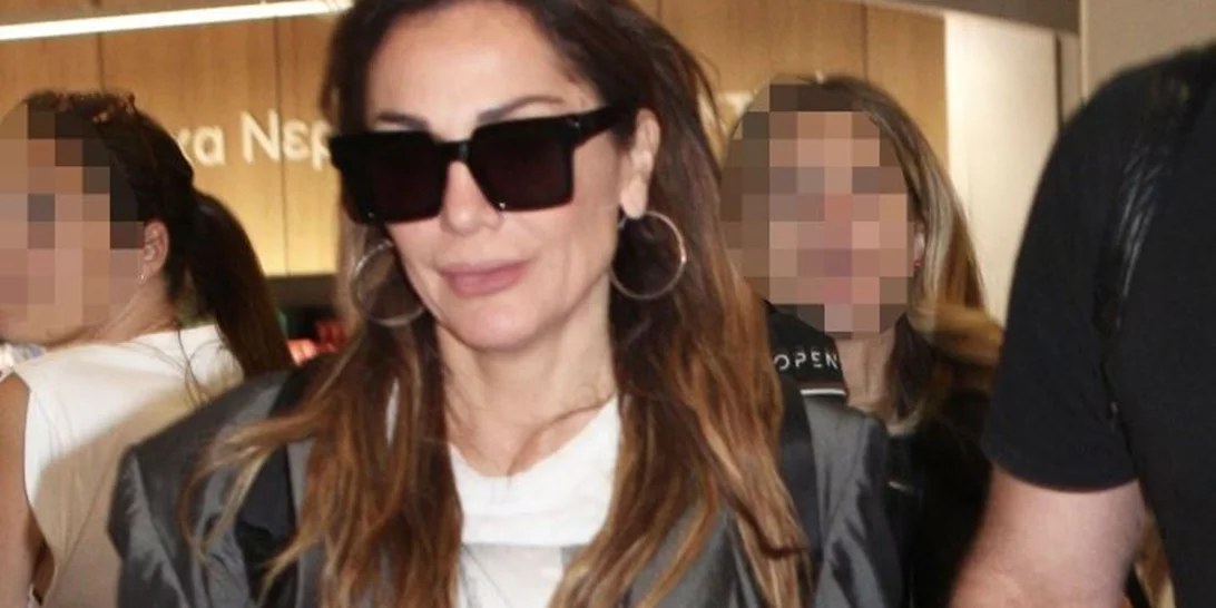 Δέσποινα Βανδή | Αμακιγιάριστη στο αεροδρόμιο - Ολοκληρώθηκε η περιοδεία της στις ΗΠΑ