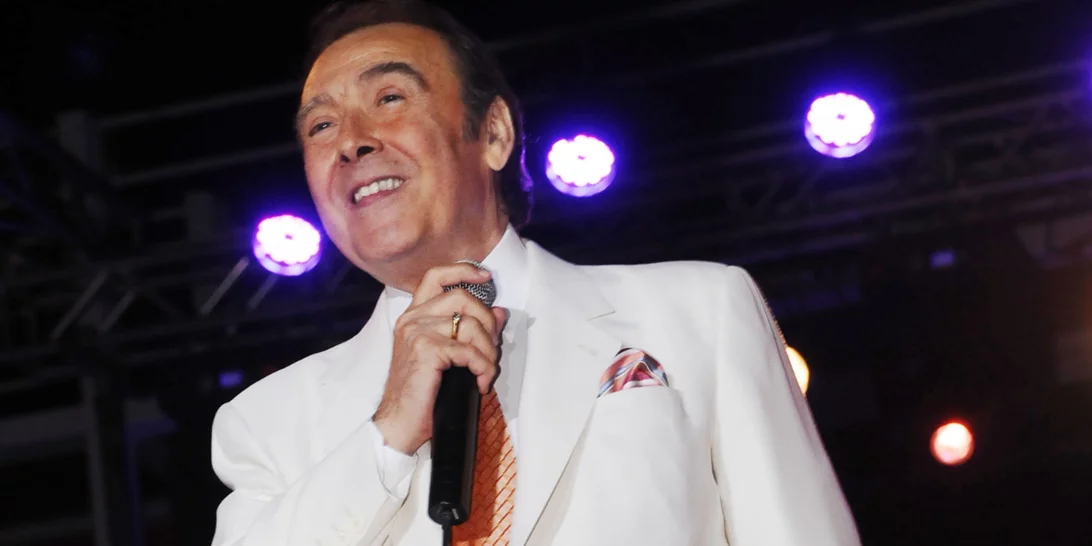 Τόλης Βοσκόπουλος | Η ελληνική showbiz υποκλίνεται στο ταλέντο του πρίγκιπα του ελληνικού τραγουδιού