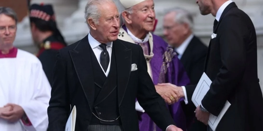 Ο βασιλιάς Κάρολος έγινε ο πρώτος βρετανός μονάρχης εδώ και τέσσερις αιώνες που παρέστη σε Καθολική κηδεία