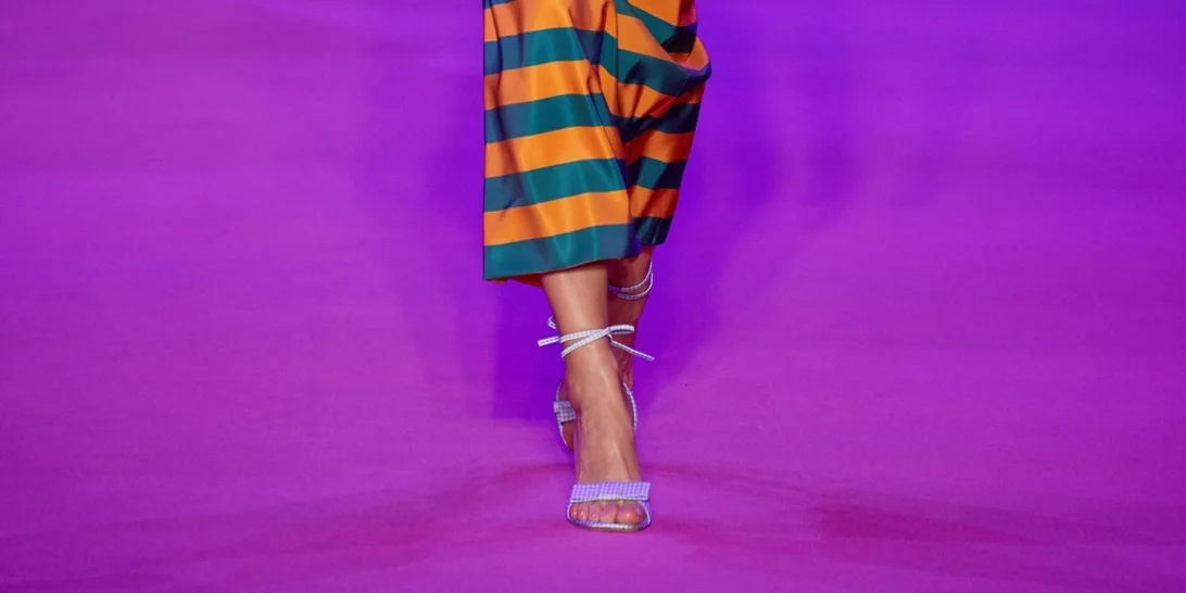 10 πέδιλα με τετράγωνο τακούνι που συνδυάζουν άνεση και κομψότητα