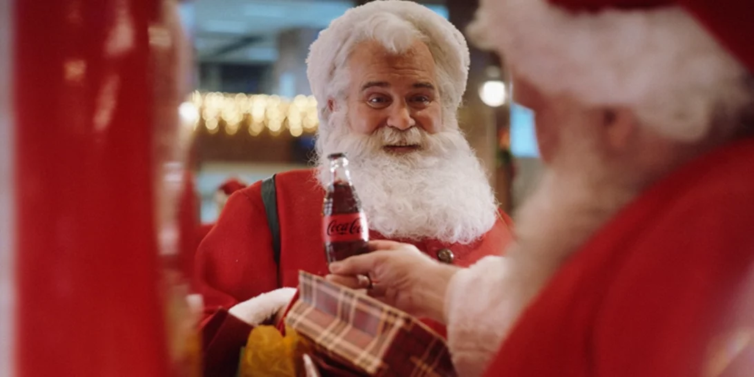Αυτά τα Χριστούγεννα η Coca-Cola μας καλεί όλους να ανακαλύψουμε τον Αϊ-Βασίλη που κρύβουμε μέσα μας
