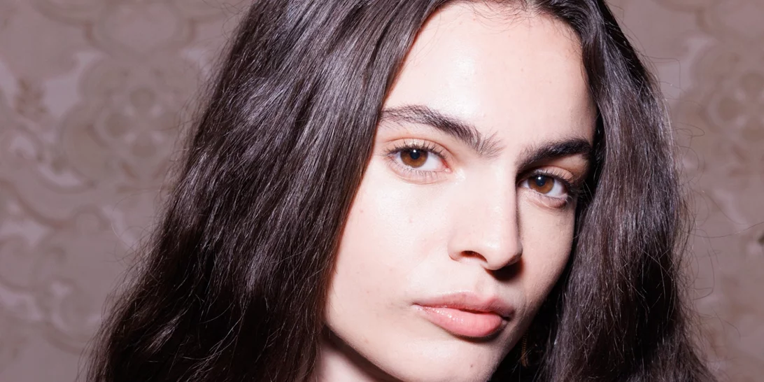 Tired Girl Makeup | Το trend της Gen Z που αποθεώνει το "κουρασμένο" βλέμμα