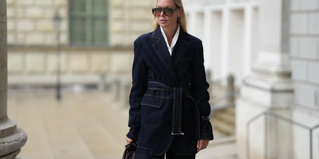 Αυτό το denim blazer shirt από τη Zara είναι το μεταβατικό piece που δεν ήξερες ότι χρειάζεσαι