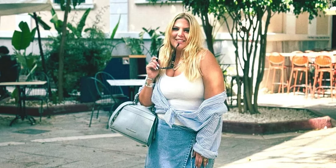 Η Δανάη Μπάρκα χωρίς φίλτρα | Βουτιές στην πισίνα με μπλε ολόσωμο μαγιό