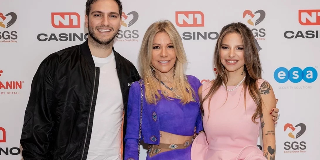 Η Εριέττα Κούρκουλου Λάτση με μίνι ροζ φόρεμα λίγο μετά τη γέννηση του δεύτερου παιδιού της