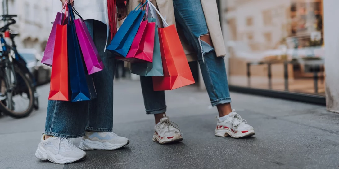 Τα στιλιστικά λάθη που χρειάζεται να αποφεύγεις όταν φοράς sneakers