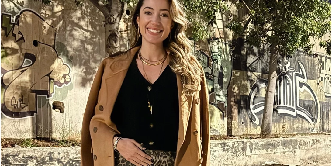 Δώρα Κατσικογιάννη | Με embellished jeans και κλασικό ζιβάγκο σε απογευματινά εγκαίνια