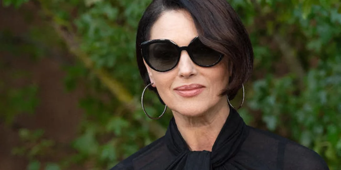 Ακόμη και με γκρι μαλλιά, η Monica Bellucci παραμένει μοναδική