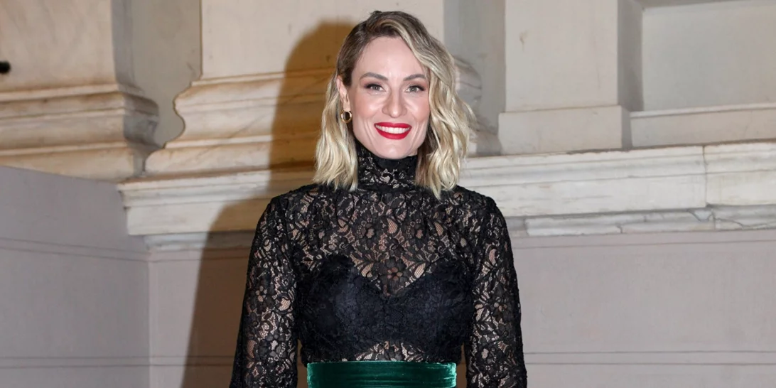 Από το γραφείο στη βραδινή έξοδο | Η Ελεονώρα Μελέτη φόρεσε την ιδανική Massimo Dutti φούστα