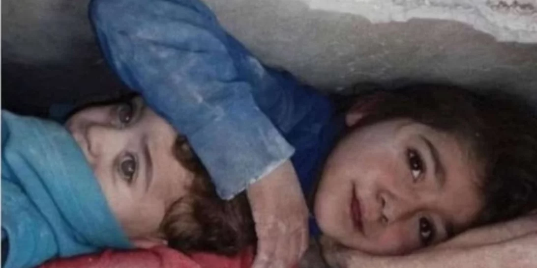 Σεισμός | Σώθηκαν τα δύο αδέρφια στη Συρία- Το βίντεο έγινε viral αφού το κορίτσι μοιάζει να προστατεύει τον αδερφό της