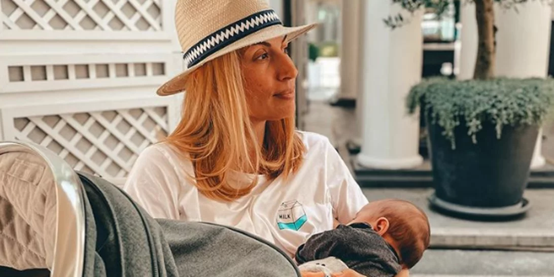 Μαρία Ηλιάκη | Θηλάζει δημόσια την 5 μηνών κόρη της και στέλνει το δικό της μήνυμα