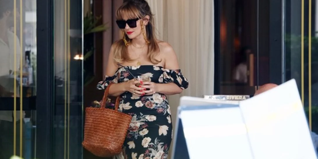 Η Νατάσσα Μποφίλιου φόρεσε το πιο θηλυκό φλοράλ σύνολο για τη βόλτα της στην Αθήνα