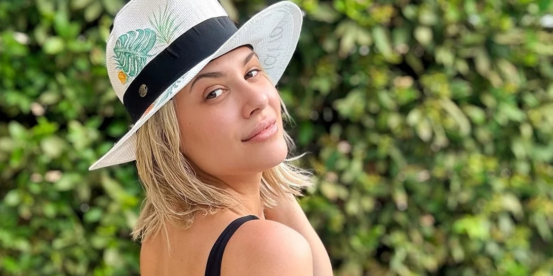 Η Λάουρα Νάργες με ολόσωμο μαύρο μαγιό με cut-out | Το νέο στιγμιότυπο με τον γιο της