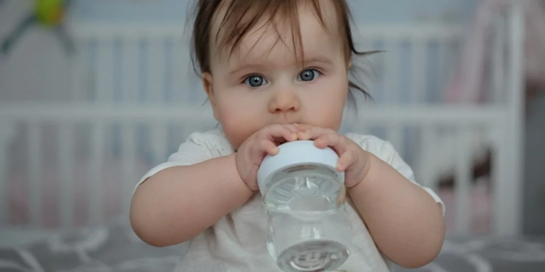 Παιδίατρος: Πόσο νερό πρέπει να πίνουν τα μωρά;