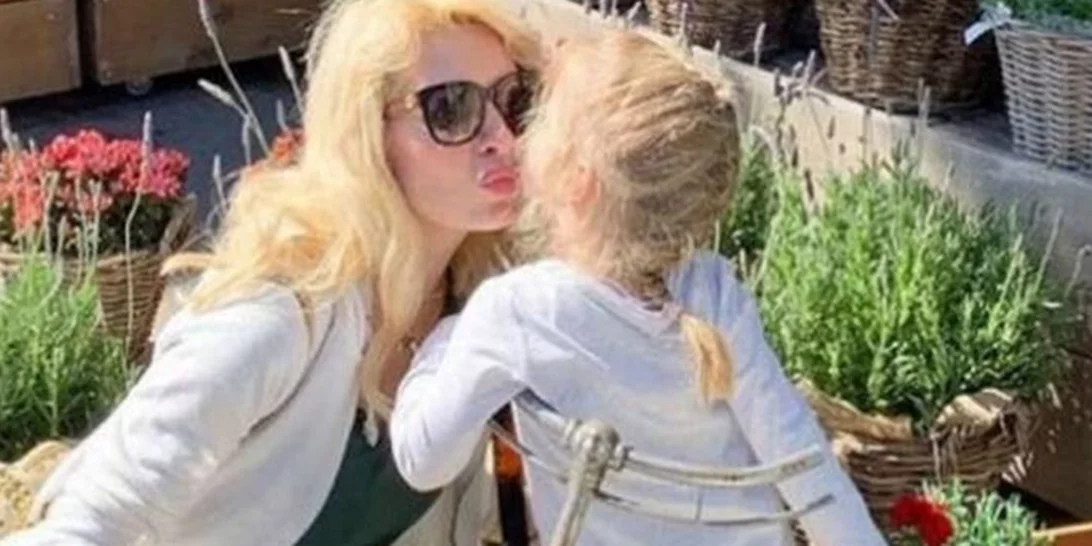 Ξανθιά και χαμογελαστή | Η Μαρίνα Παντζοπούλου έχει γενέθλια – Οι ευχές της Ελένης Μενεγάκη