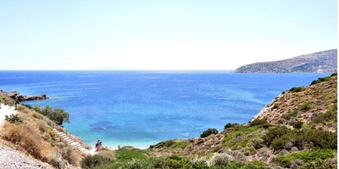 4 παραλίες κοντά στην Αθήνα για να δροσιστείς αυτό το Σαββατοκύριακο