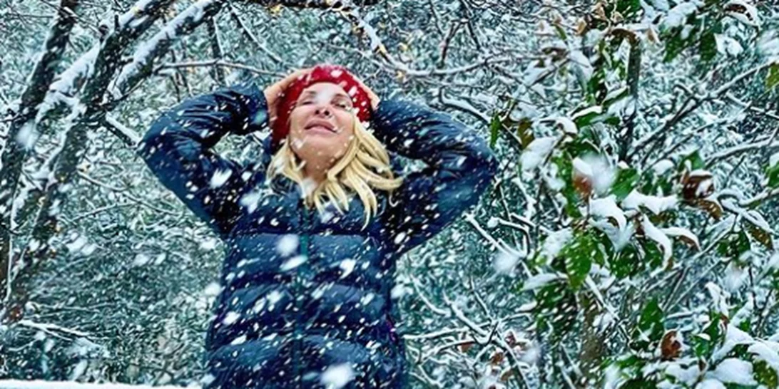 Ελένη Μενεγάκη | Ποζάρει στον χιονισμένο κήπο της και κάνει "σαν μικρό παιδί"