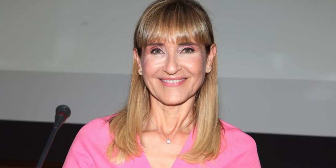 Midi φούστα και sneakers | Η Μάρα Ζαχαρέα φόρεσε τον ιδανικό συνδυασμό για την άνοιξη