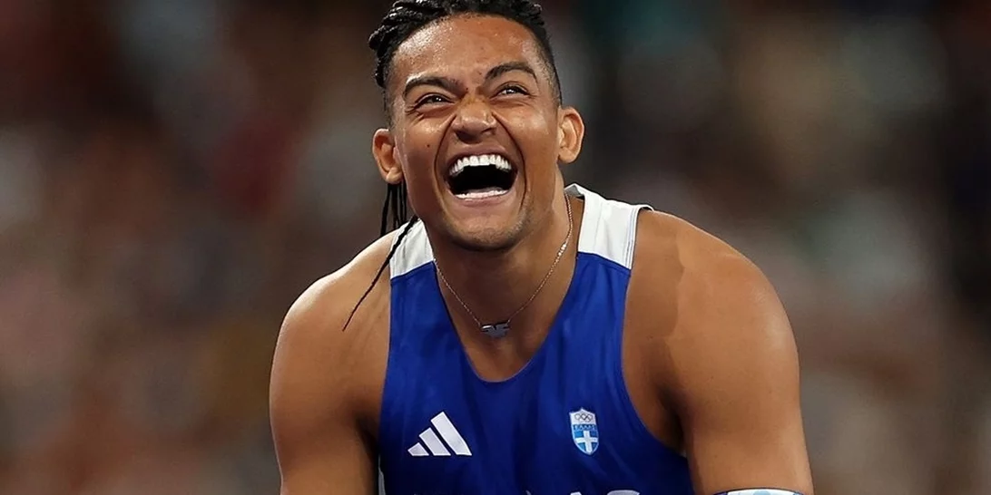 Ανατριχιαστικός Καραλής: "Ο ρατσισμός και η κατάθλιψη με έκαναν αυτό που είμαι" - Λύγισε με την ελληνική σημαία στους ώμους