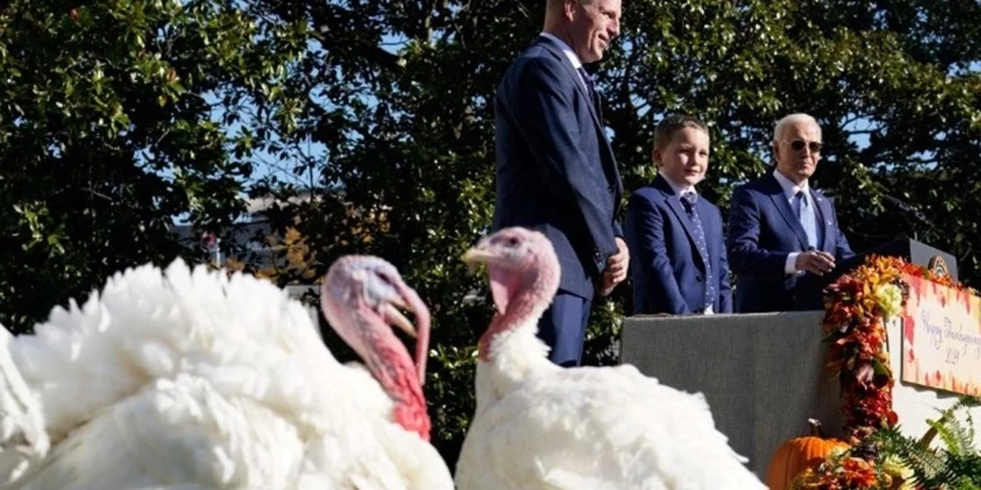 Ο πρόεδρος Βiden απένειμε χάρη σε δύο γαλοπούλες ενόψει της Ημέρας των Ευχαριστιών