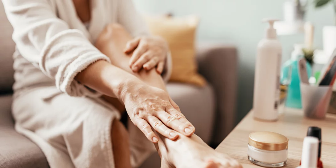 Πώς να αποκτήσεις λεία, απαλά πέλματα με 4 απλές κινήσεις