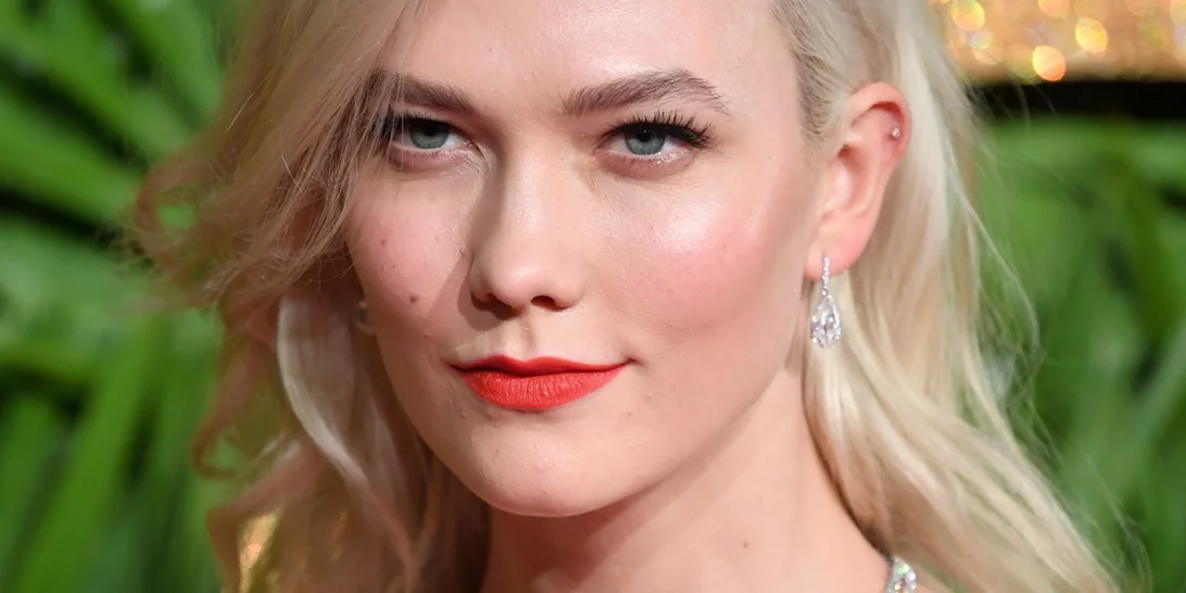 Όλοι οι τρόποι για να κάνεις πιο αποτελεσματική τη χρήση του ορού βιταμίνης C που επιλέγεις στο skincare σου