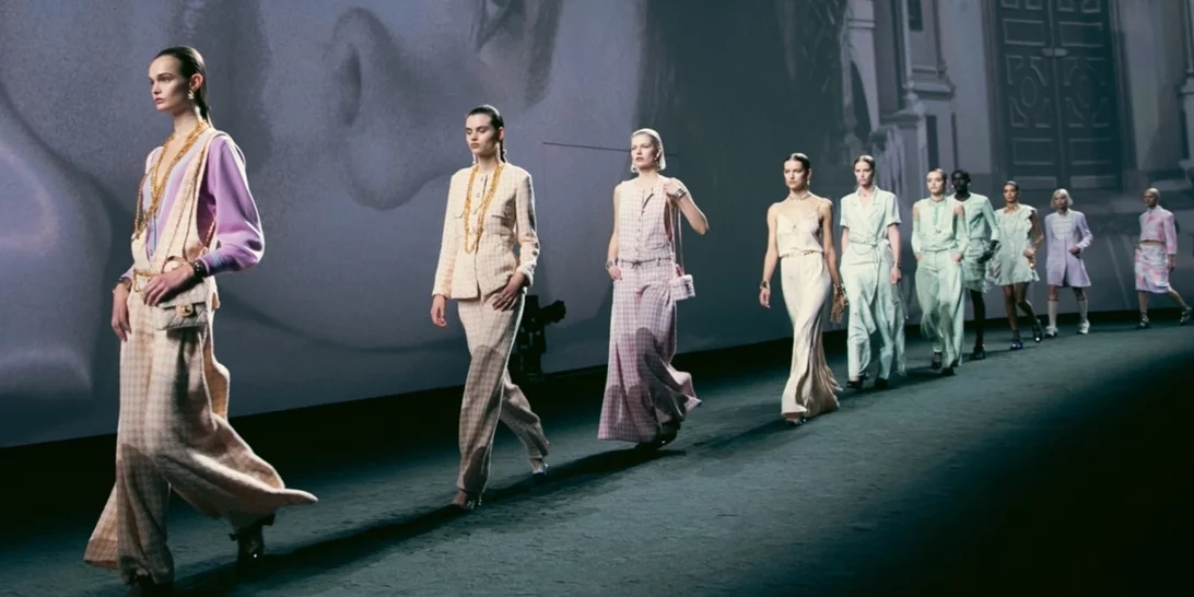 Η SS23 συλλογή του οίκου Chanel "ντύνει" κάθε ταυτότητα της σύγχρονης γυναίκας