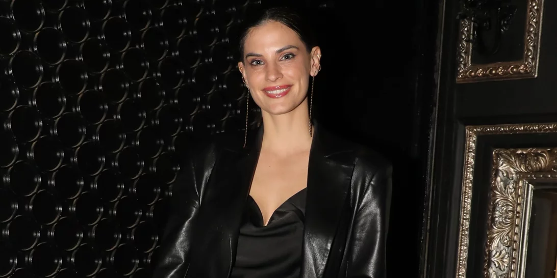 Η Χριστίνα Μπόμπα φόρεσε δερμάτινο κοστούμι σε μία rock εμφάνιση που αξίζει να αντιγράψεις