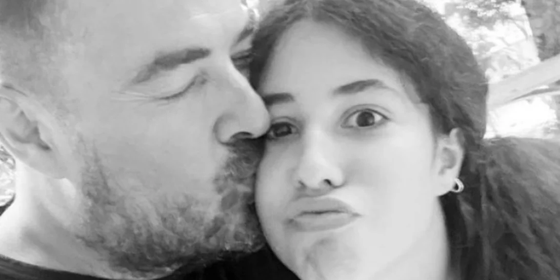 "Ξέρω να συμπεριφερθώ σαν μπαμπάς με το ένστικτο όχι με τη γνώση" | Ο Γιάννης Αϊβάζης μιλάει για τη μεγαλύτερη φοβία του ως μπαμπάς έφηβης κόρης