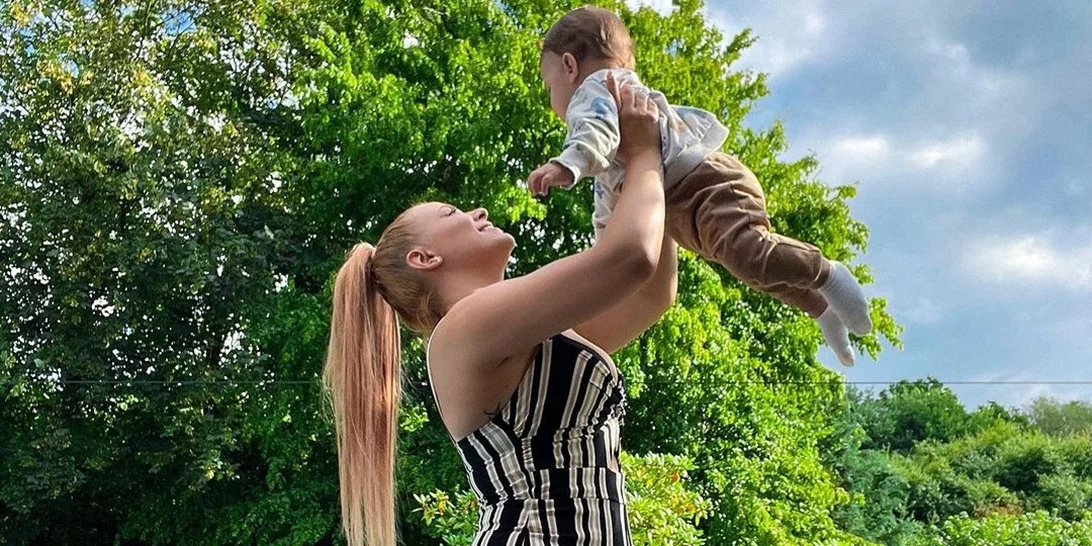 Λάουρα Νάργες | Η βόλτα με το γιο της στη γειτονιά που μεγάλωσε στην Γερμανία