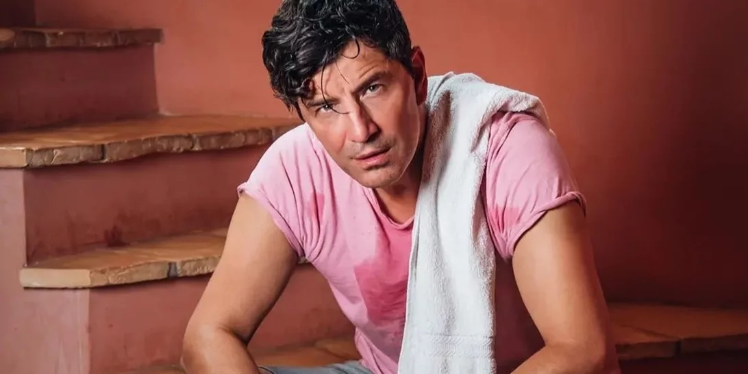 Μαγειρεύει και χορεύει | Ο Σάκης Ρουβάς λικνίζεται στη vintage κουζίνα του