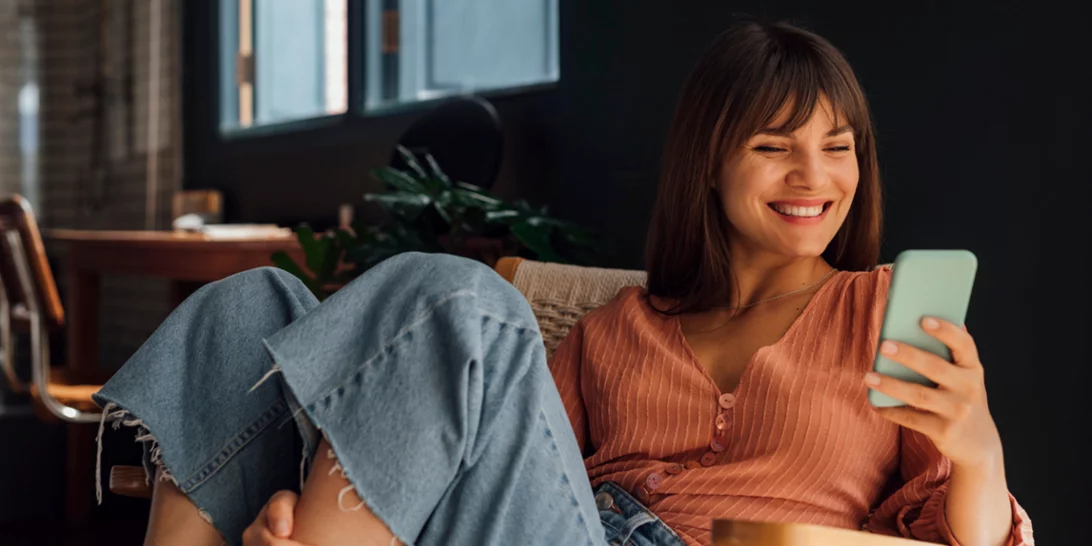 Κυκλοφόρησε νέο αναδιπλούμενο έξυπνο κινητό που ενεργεί ως προσωπικός βοηθός του κατόχου του