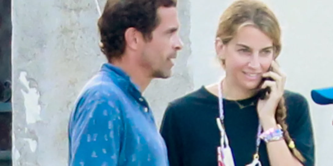 Χρυσή Βαρδινογιάννη | Με φαρδύ μαύρο φόρεμα στο πλευρό του Κωνσταντίνου Μαρκουλάκη στις Σπέτσες